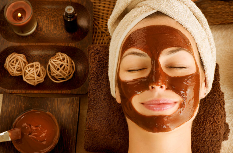 Masker cokelat bisa membuat kulit wajah jadi lebih cantik.
